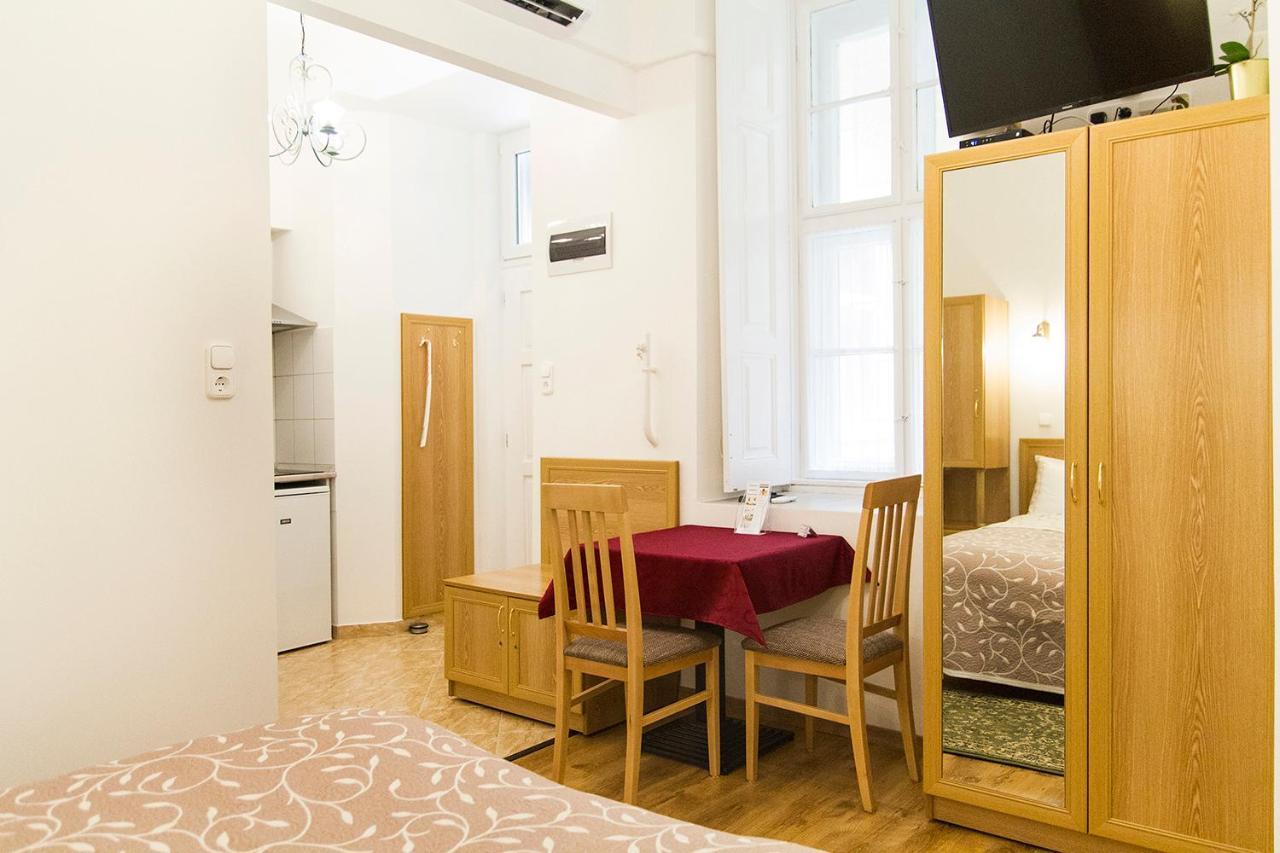 Authentic Akacfa Apartman