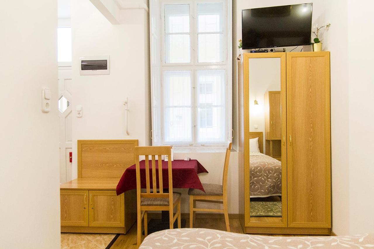 Authentic Akacfa Budapesta